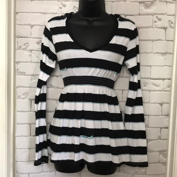 Women’s Volcom hooded lightweight shirt - Picture 2 of 4